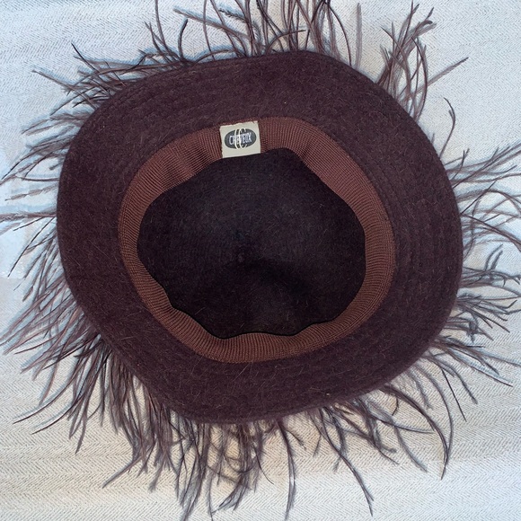 Cheveux Angola blend hat with feather trim. - Picture 5 of 7